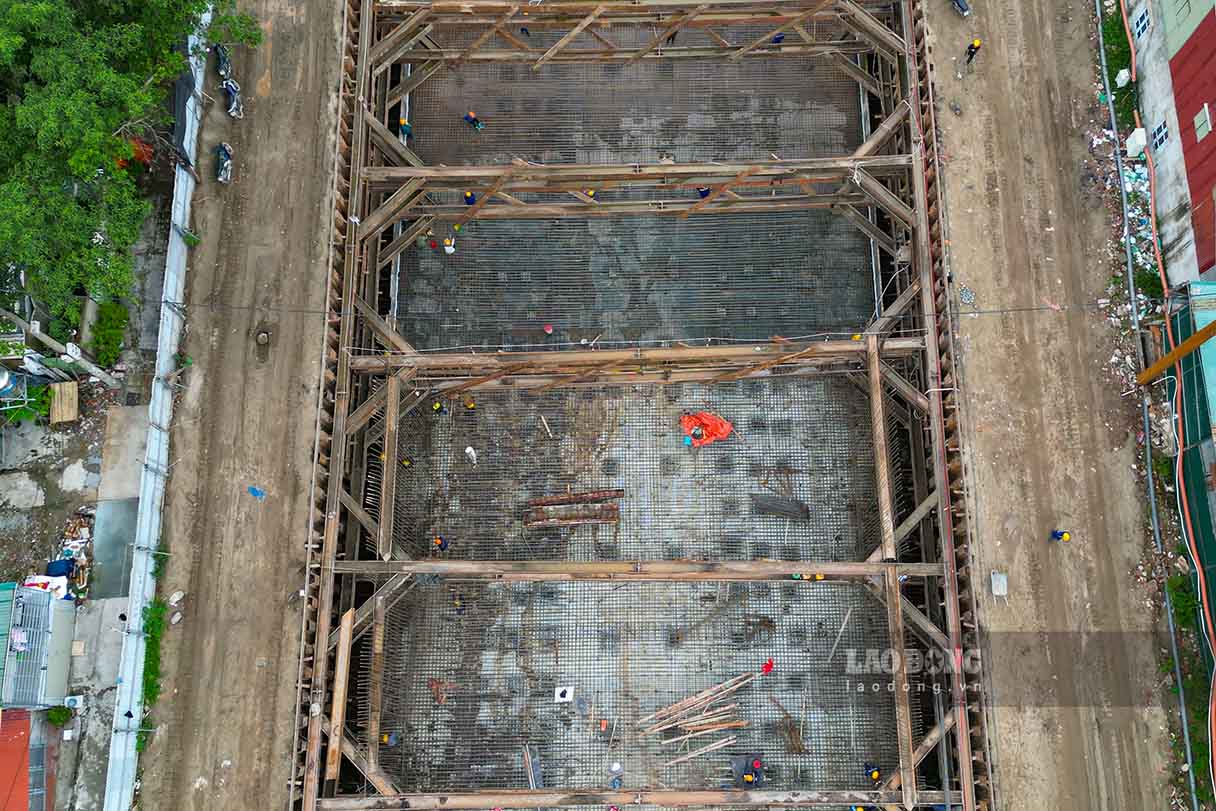 Hiện quá trình thi công đã đào được đường dẫn và hầm hở bên phía đường Giải Phóng (khu vực phường Định Công). Theo kế hoạch tiếp đó, công nhân sẽ khoan, đào hầm chính qua đường Giải Phóng.