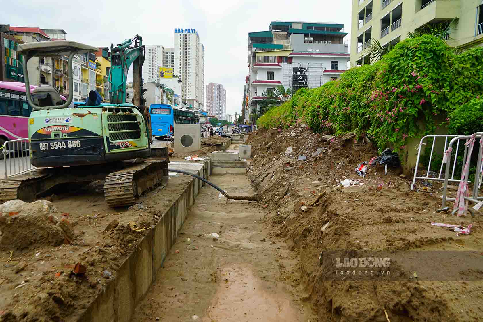 Tại lối rẽ vào đường Kim Đồng (giao đường Giải Phóng), nhiều cây xanh trên vỉa hè đã được chặt hạ hoặc di dời. Được biết, những cây xanh trong diện phải di dời chủ yếu gồm hoa sữa, hoa ban và cây cau vua. 