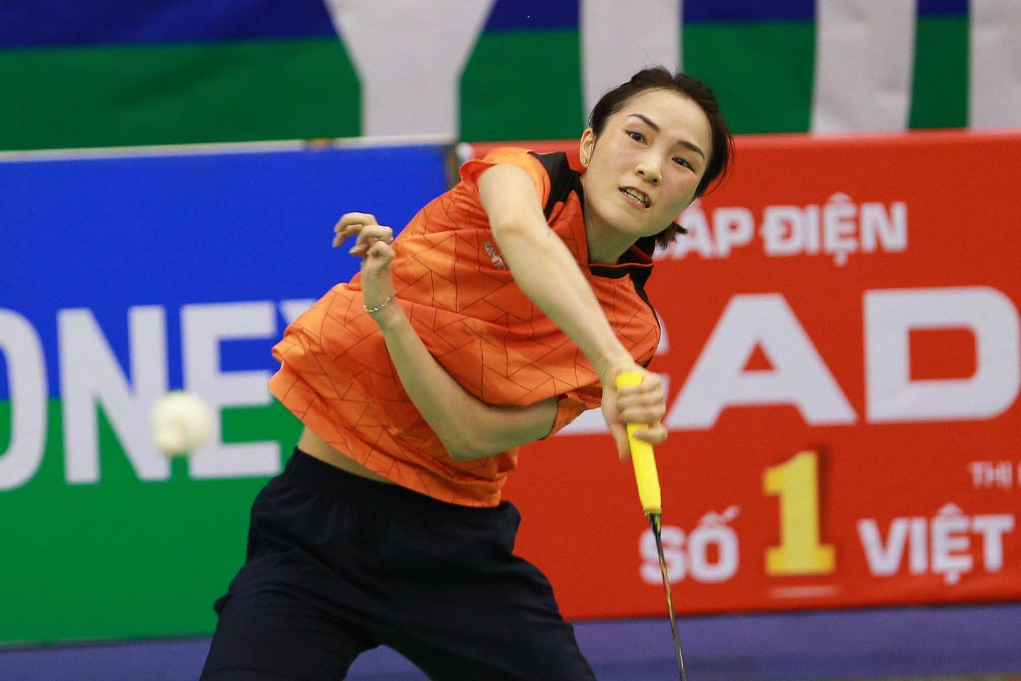 Vũ Thị Trang thi đấu bùng nổ trong set 1 và giành chiến thắng set đấu này với tỉ số 21-16.
