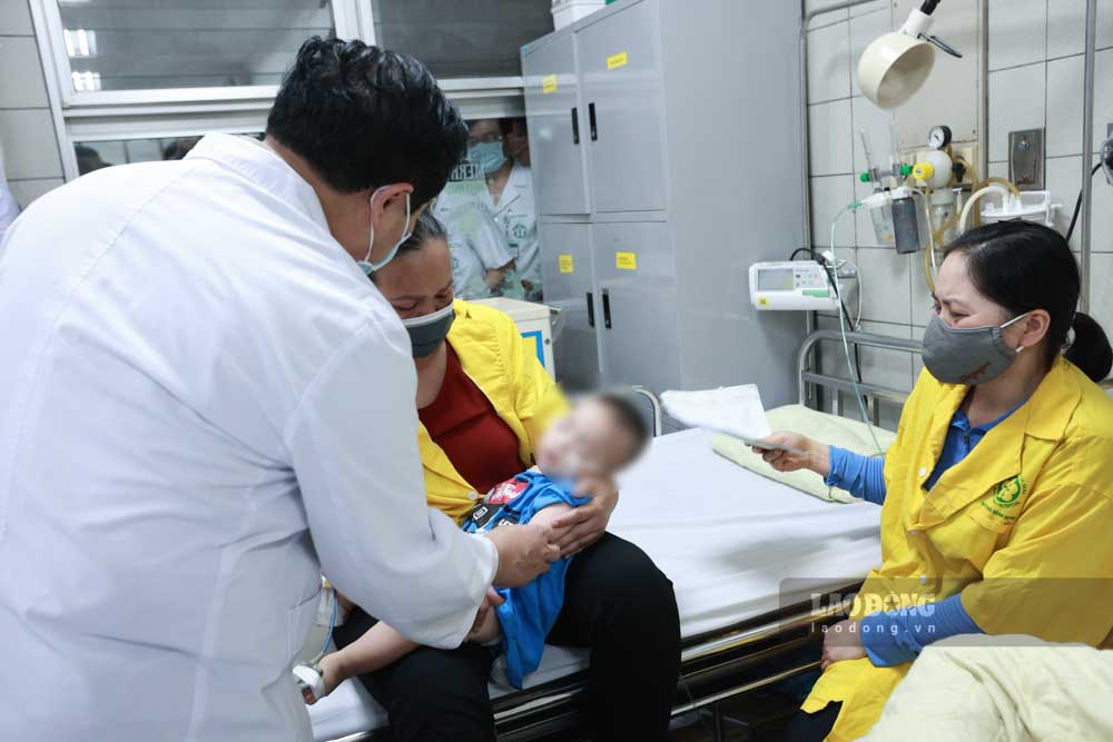 Thủ tướng thăm các nạn nhân đang điều trị tại Khoa Cấp cứu A9 và Khoa Nhi. Thủ tướng mong các y bác sĩ làm hết sức mình để cứu chữa các nạn nhân, quan tâm động viên tinh thần nạn nhân và người nhà. Ảnh: Hải Nguyễn