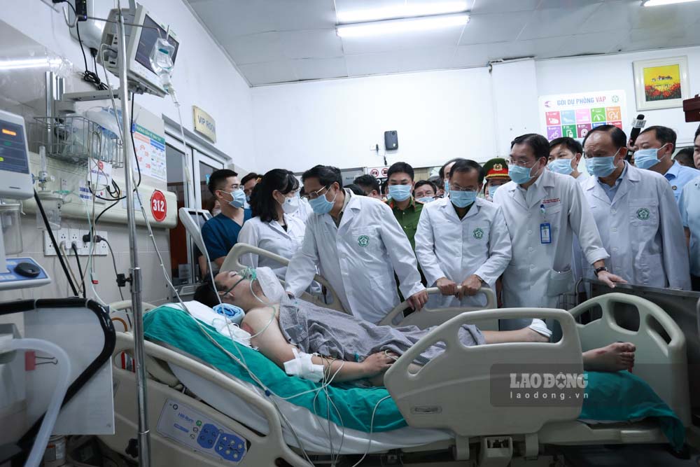 Ngay khi rời hiện trường, Thủ tướng đã tới Bệnh viện Bạch Mai, kiểm tra công tác cứu chữa những người gặp nạn, động viên các y bác sĩ đang làm nhiệm vụ. Ảnh: Hải Nguyễn