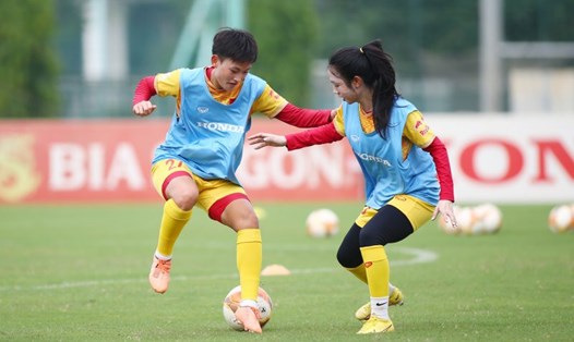 Hai hậu vệ trẻ Trần Thị Hải Linh (trái) và Trần Thị Duyên của đội tuyển nữ Việt Nam. Ảnh: VFF