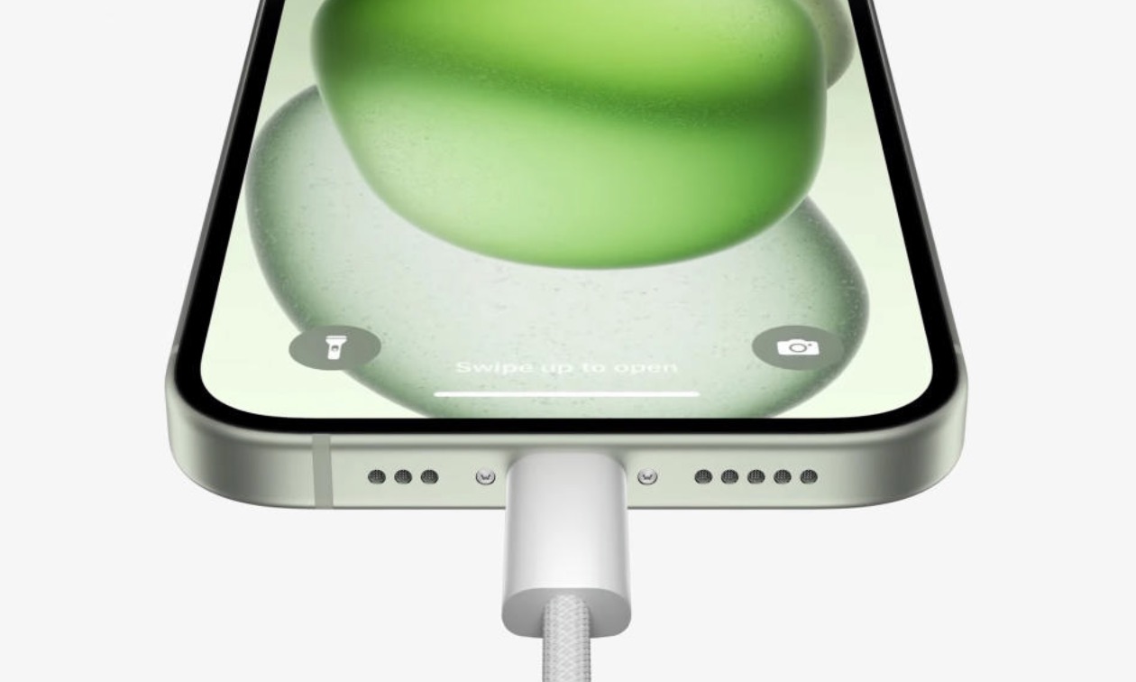 Với cổng USB-C mới, iPhone 15 có thể biến thành một cục sạc dự phòng cho các phụ kiện như Apple Watch hay AirPods. Ảnh: Apple