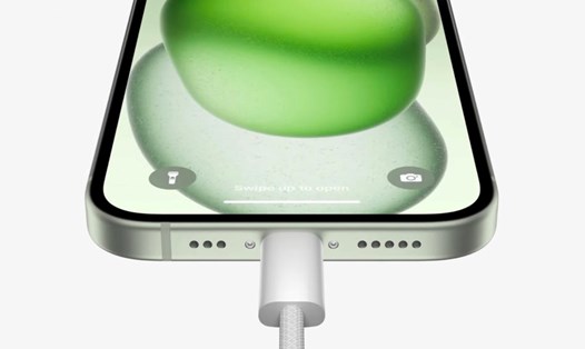 Với cổng USB-C mới, iPhone 15 có thể biến thành một cục sạc dự phòng cho các phụ kiện như Apple Watch hay AirPods. Ảnh: Apple