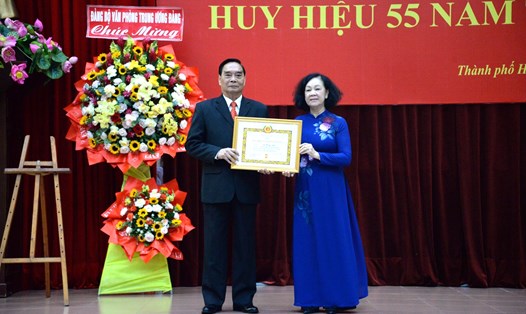 Thường trực Ban Bí thư Trương Thị Mai trao huy hiệu 55 năm tuổi Đảng cho ông Lê Hồng Anh.  Ảnh: Hà Khánh