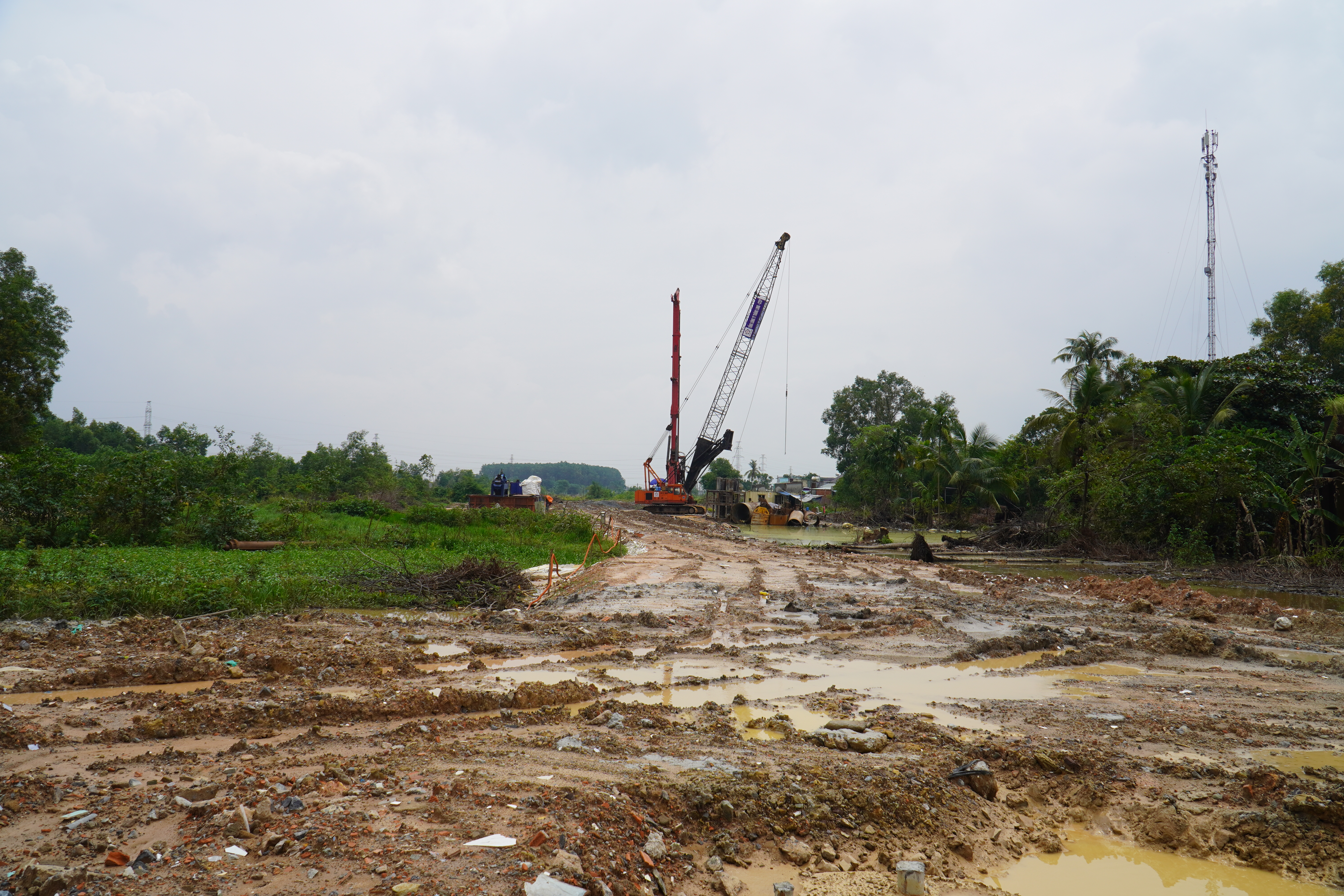 Thi công tuyến giao thống số 1 kết nối sân bay Long Thành đoạn giao với quốc lộ 51. Ảnh: Hà Anh Chiến