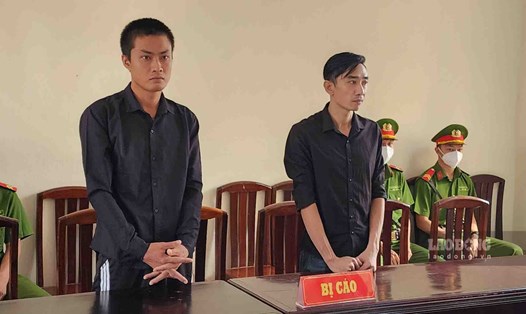 2 bị cáo Hải và Hùng (bên phải sang) tại phiên tòa. Ảnh: Nguyên Anh