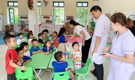 Cán bộ y tế huyện Hương Khê đi kiểm tra và tuyên truyền biện pháp phòng đau mắt đỏ tại trường học cho các cô giáo và cháu học sinh. Ảnh: Hương Khê.