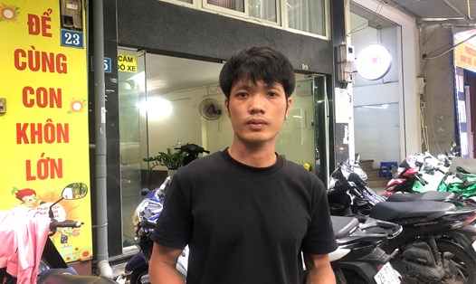 Anh Nguyễn Đăng Văn - nam shipper cứu người trong vụ cháy chung cư mini ở Khương Hạ. Ảnh: Quế Chi 