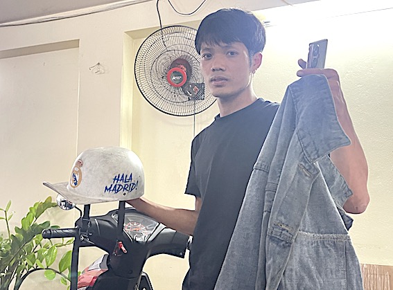 Anh Nguyễn Đăng Văn và những “thiết bị bảo hộ” dùng để vào toà nhà để cứu được nhiều người. Ảnh: Quế Chi