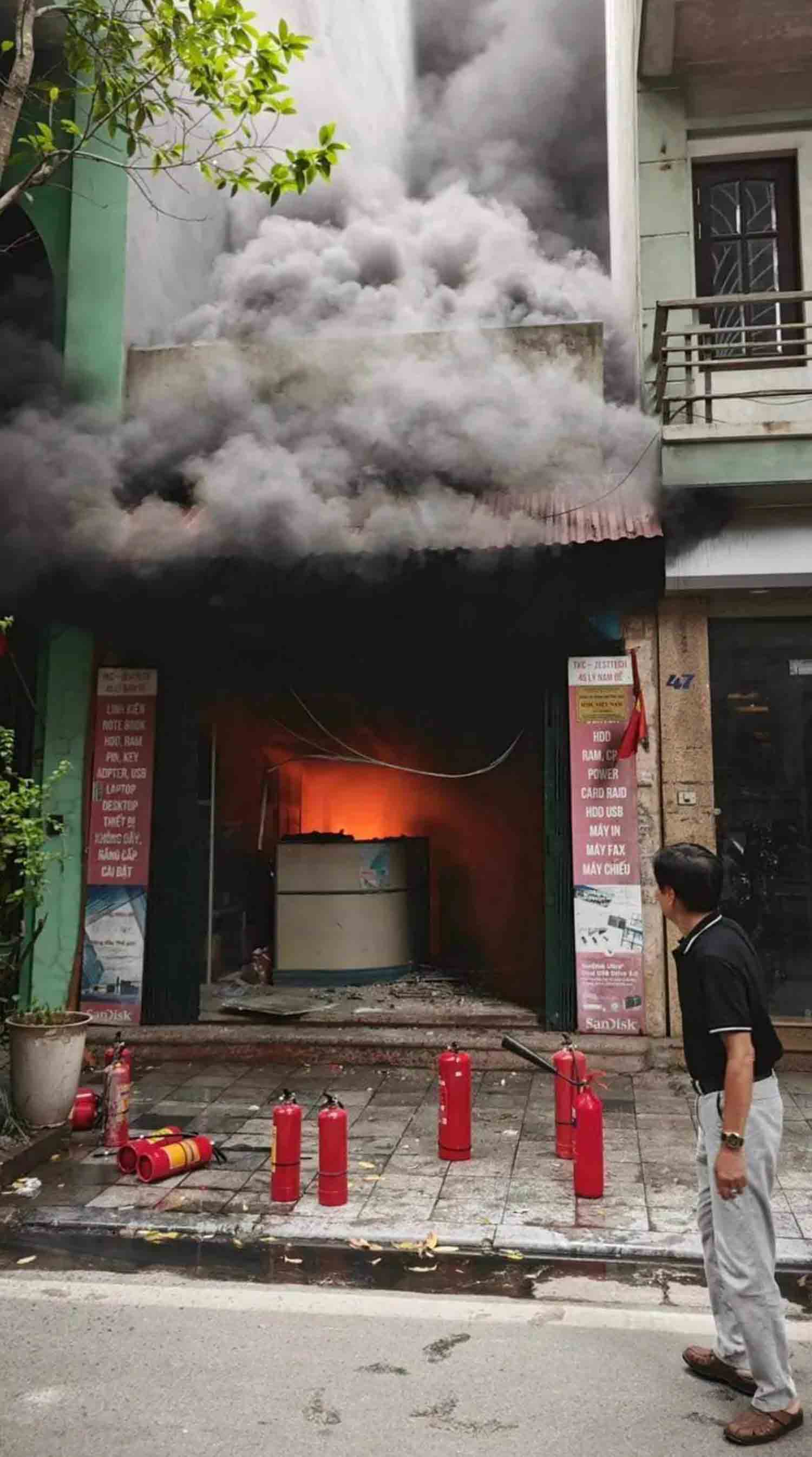 Lửa cháy rực, khói bốc lên cuồn cuộn từ bên trong cửa hàng. Ảnh: Công an cung cấp