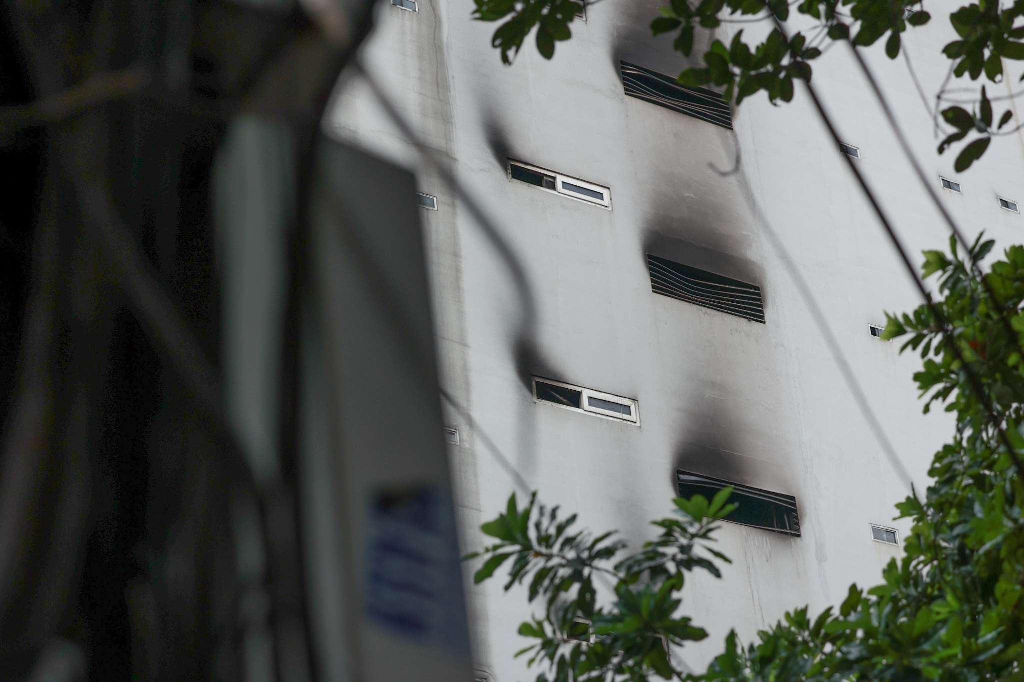 Vệt khói đen hằn rõ tại các ô cửa thông gió sau vụ cháy chung cư mini Khương Hạ, Thanh Xuân. Ảnh: Hải Nguyễn