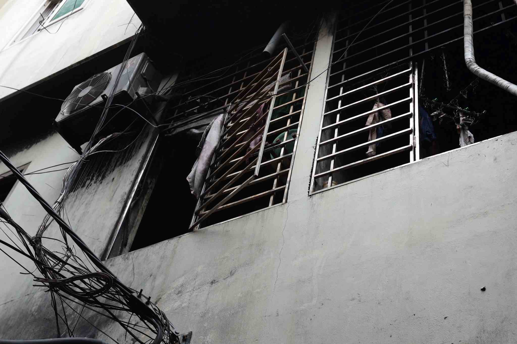 Một ô cửa với song sắt được mở bung ra tại chung cư mini sau vụ cháy. Ảnh: Hải Nguyễn