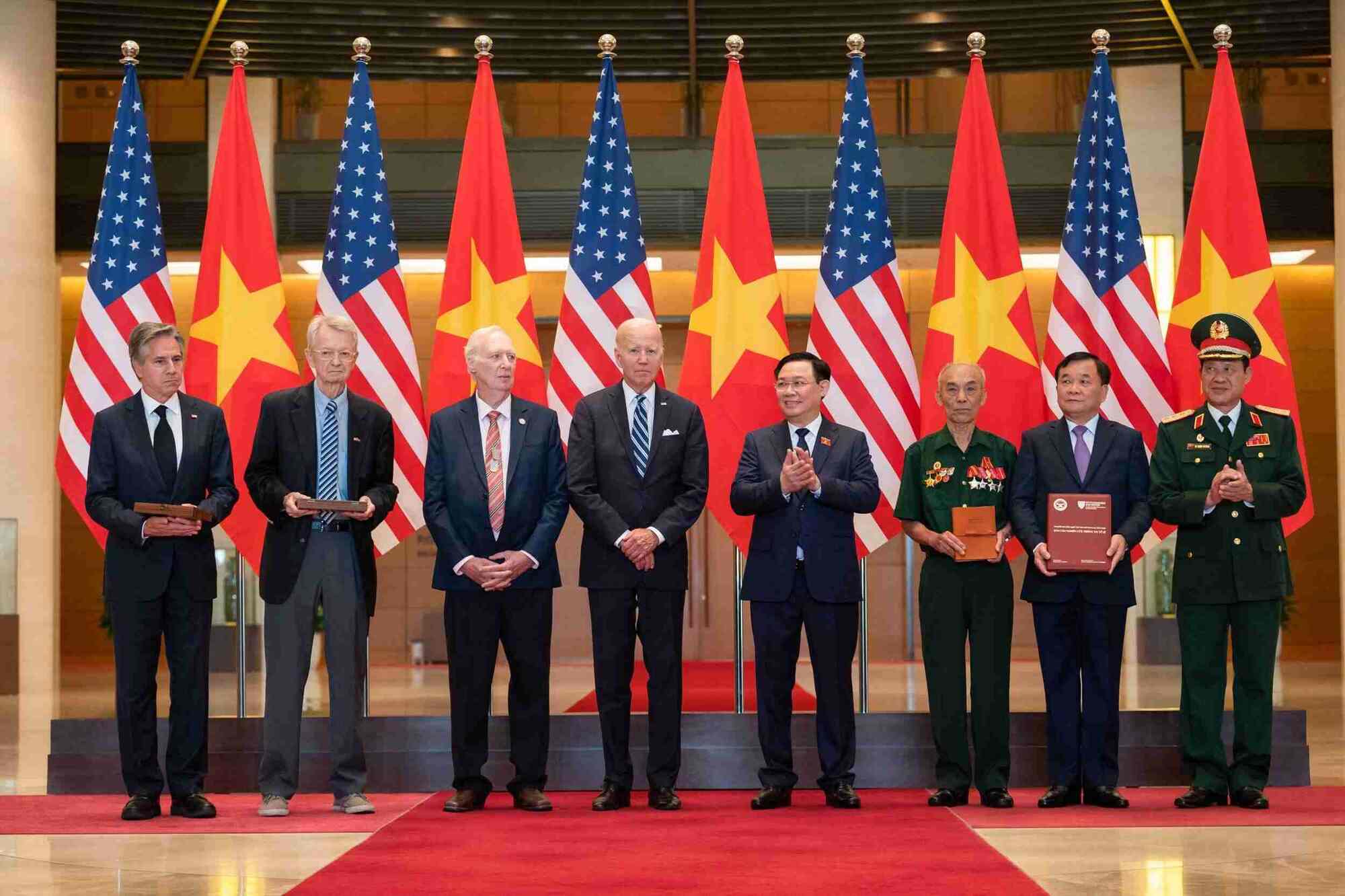 Chủ tịch Quốc hội Vương Đình Huệ và Tổng thống Joe Biden đã chứng kiến Bộ Quốc phòng Việt Nam trao tặng kỷ vật chiến tranh cho phía Bộ Quốc phòng Mỹ. Ảnh: Hải Nguyễn