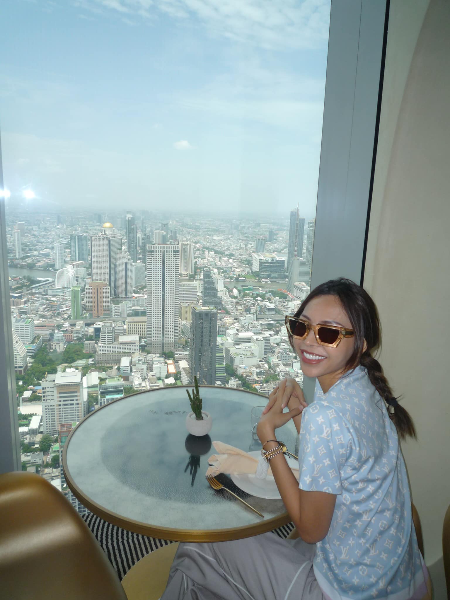 Minh Triệu check in ở nhà hàng tầng 76 tháp King Power Mahanakhon. Ảnh: FBNV.