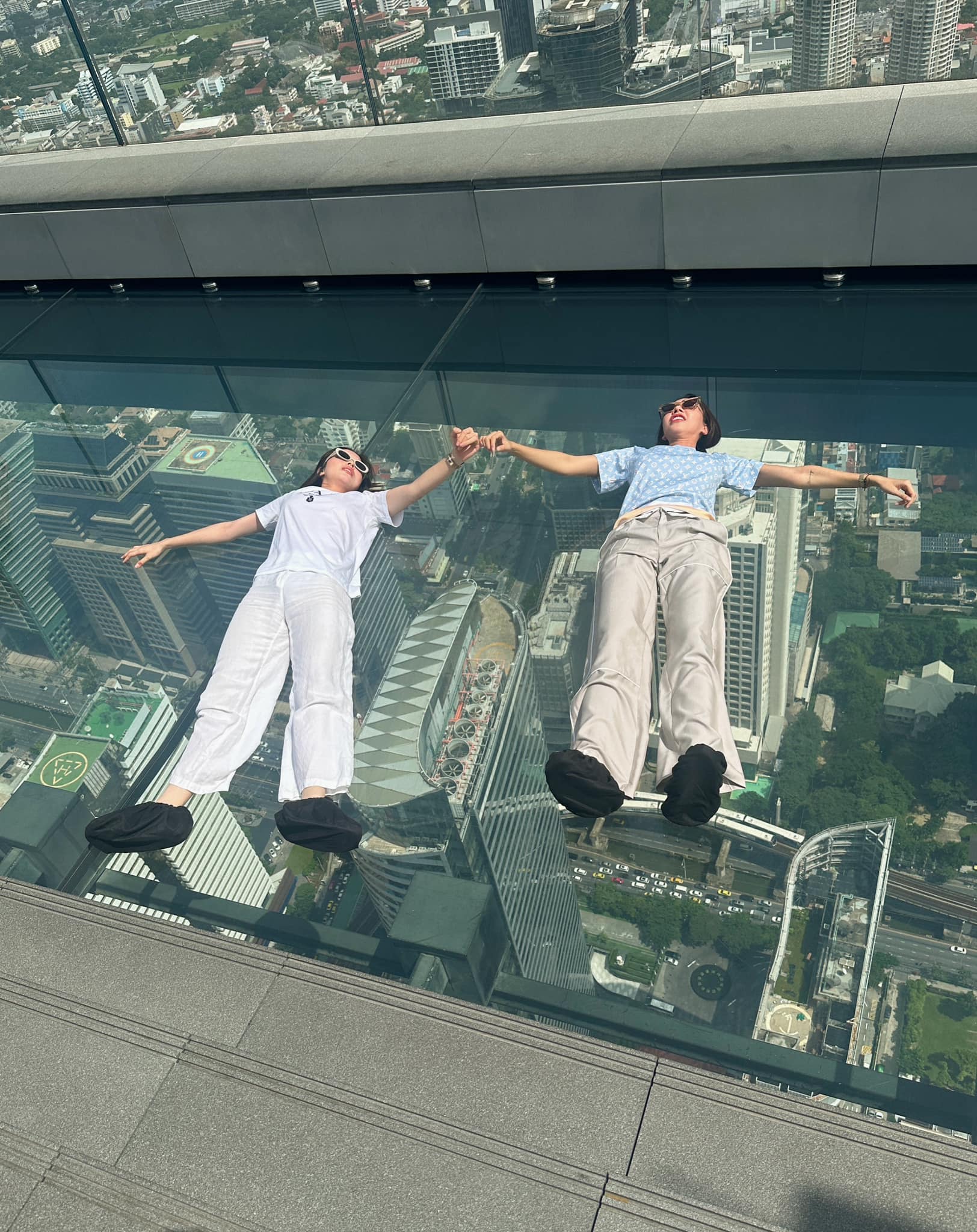 Cặp bạn thân thử skywalk. Ảnh: FBNV.