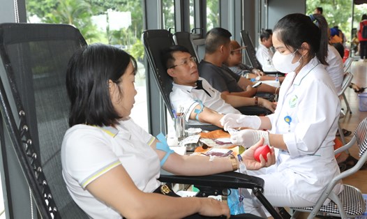 Các tình nguyện viên là cán bộ đoàn viên, CNLĐ trên địa bàn thành phố Ninh Bình tham gia hiến máu tình nguyện. Ảnh: Diệu Anh