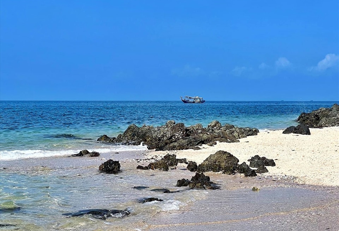 Môi trường biển đảo Cô Tô cải thiện từ khi chính quyền tuyên truyền, khuyến khích hạn chế túi nilon, đồ nhựa dùng 1 lần. Ảnh: Nguyễn Trang