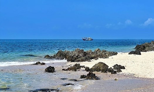 Môi trường biển đảo Cô Tô cải thiện từ khi chính quyền tuyên truyền, khuyến khích hạn chế túi nilon, đồ nhựa dùng 1 lần. Ảnh: Nguyễn Trang
