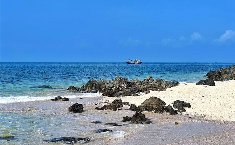 Môi trường biển đảo Cô Tô cải thiện từ khi chính quyền tuyên truyền, khuyến khích hạn chế túi nilon, đồ nhựa dùng 1 lần. Ảnh: Nguyễn Trang