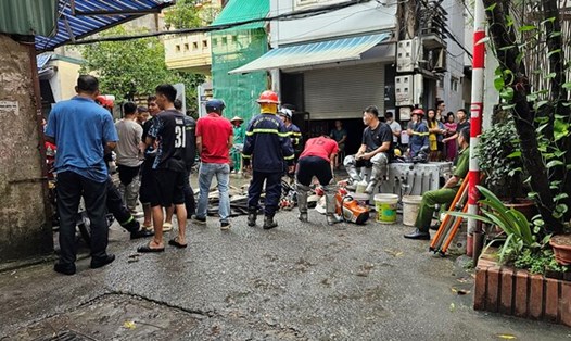 Liên đoàn Lao động Thành phố Hà Nội quyết định hỗ trợ đoàn viên thương vong trong vụ cháy chung cư mini tại phố Khương Hạ, Hà Nội. Ảnh: Phúc Đạt.
