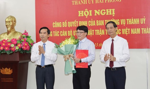 Thường trực Thành uỷ Hải Phòng và lãnh đạo Uỷ ban MTTQ Việt Nam thành phố trao quyết định và tặng hoa chúc mừng ông Bùi Văn Bắc. Ảnh: Cổng TTĐT Hải Phòng