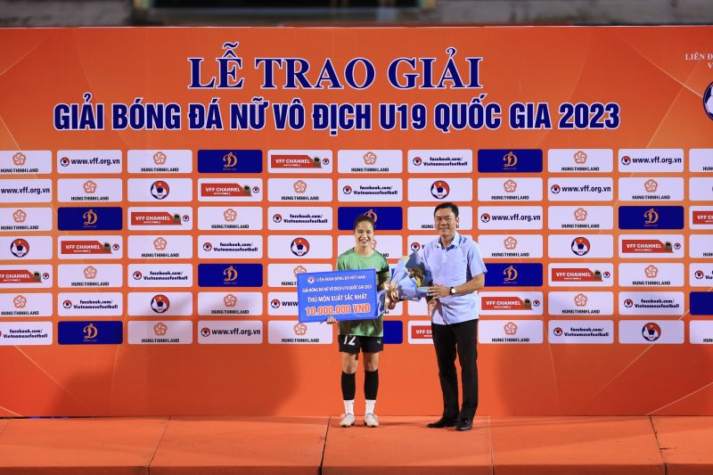 Thủ môn xuất sắc nhất giải thuộc về Nguyễn Phương Thảo (số 12 đội U19 nữ Phong Phú Hà Nam). Ảnh: VFF