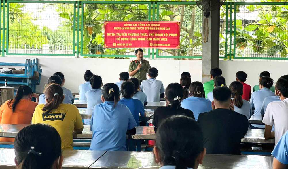 Phòng An ninh mạng và phòng, chống tội phạm sử dụng công nghệ cao tổ chức tuyên truyền cho người lao động tại Khu công nghiệp Bình Hòa. Ảnh: Lâm Điền