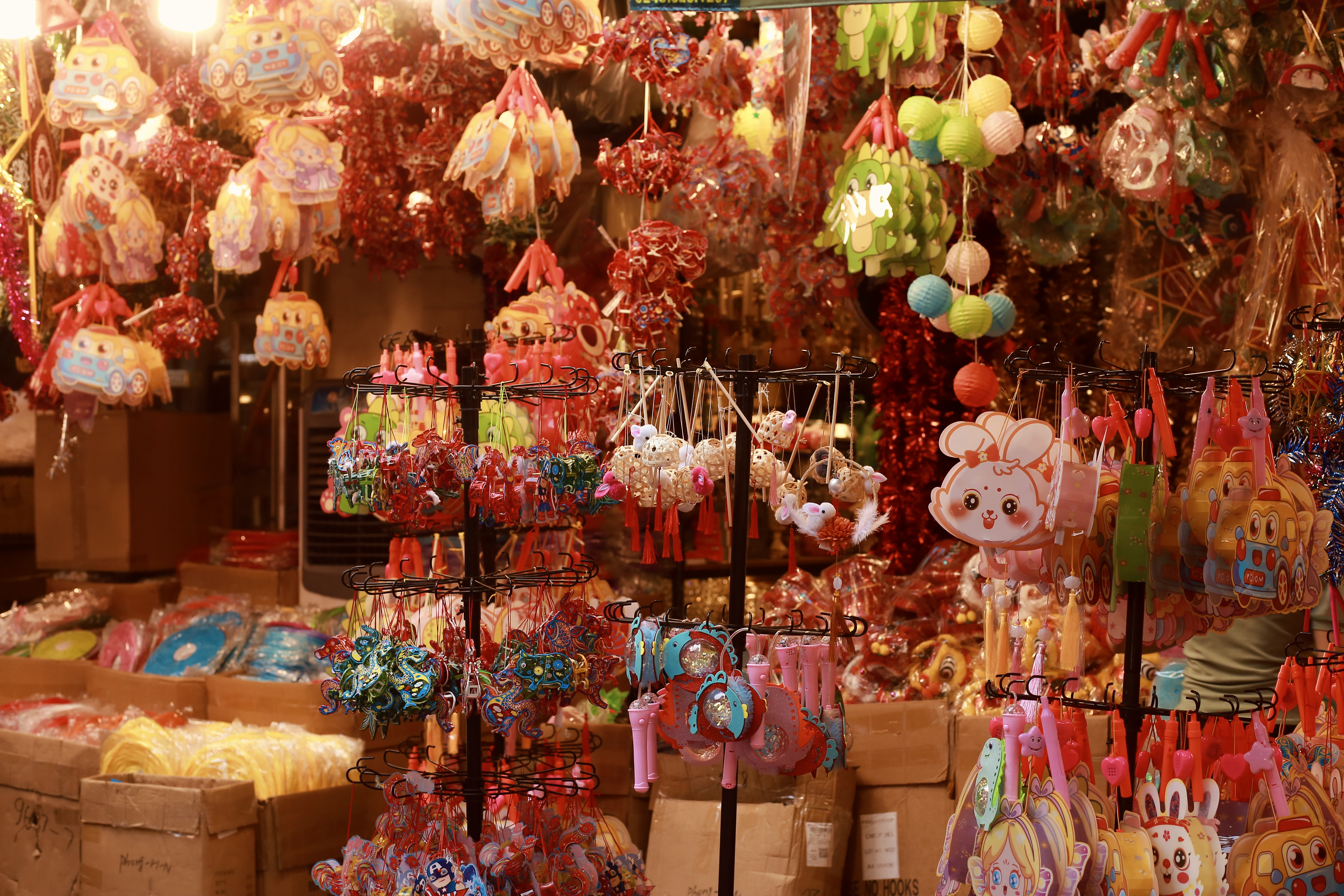 Rất nhiều món đồ chơi đặc trưng của Tết Trung  được bày bán trên phố Hàng Mã. Ảnh: Linh Anh 