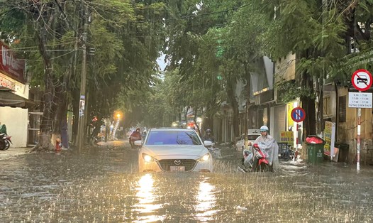 Chiều 29.8.2023, mưa lớn kéo dài trong 3 giờ, khiến cho nhiều tuyến đường ở trung tâm TP Quảng Ngãi bị ngập sâu trong nước. Ảnh: Ngọc Viên