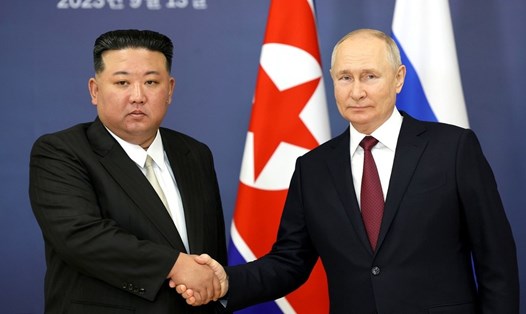 Tổng thống Nga Vladimir Putin và nhà lãnh đạo Triều Tiên Kim Jong-un tại sân bay vũ trụ Vostochny, ngày 13.9.2023. Ảnh: Kremlin