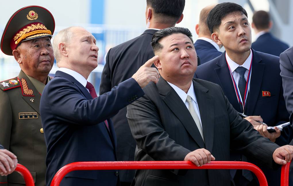 Tổng thống Nga Vladimir Putin và nhà lãnh đạo Triều Tiên Kim Jong-un tham quan sân bay vũ trụ Vostochny. Ảnh: Kremlin
