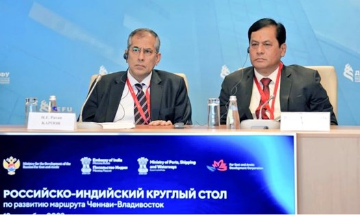 Bộ trưởng Cảng, Vận tải và Đường thủy Ấn Độ Ayush Sarbananda Sonowal và Đại sứ Ấn Độ tại Nga Pavan Kapoor tại Diễn đàn Kinh tế Phương Đông lần thứ 8 ở Vladivostok, Nga. Ảnh: Twitter Ayush Sarbananda