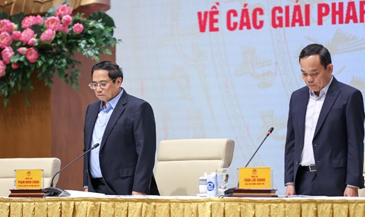 Thủ tướng Phạm Minh Chính và Phó Thủ tướng Trần Lưu Quang dành phút mặc niệm để tưởng nhớ các nạn nhân tử vong trong vụ cháy tại Hà Nội và 7 nạn nhân tử vong do lũ quét tại Lào Cai. Ảnh: VGP