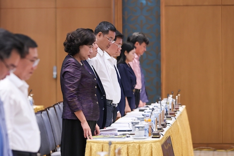 Các đại biểu mặc niệm để tưởng nhớ các nạn nhân tử vong trong vụ cháy tại Hà Nội và 7 nạn nhân tử vong do lũ quét tại Lào Cai. Ảnh: VGP