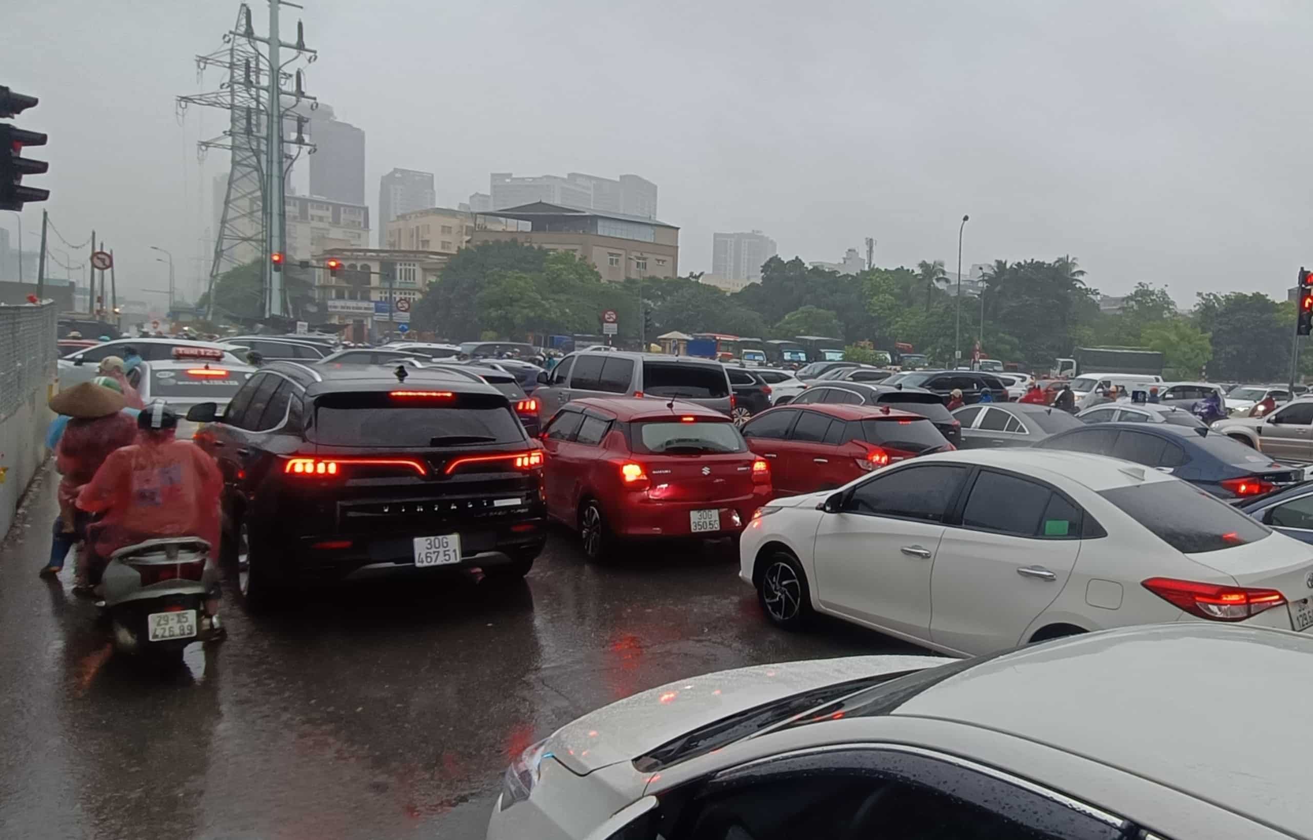 Ghi nhận của phóng viên Báo Lao Động tại nút giao Phạm Văn Đồng - Hồ Tùng Mậu (Hà Nội) giao thông hỗn loạn, nhiều phương tiện chờ đến nhịp đèn đỏ thứ 2 vẫn không thể đi chuyển.