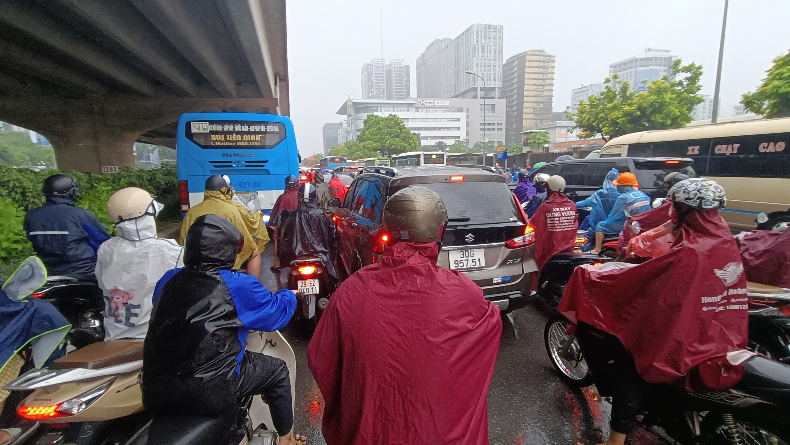 Tại đường Phạm Hùng, quận Nam Từ Liêm, Hà Nội, cơn mưa lớn kéo dài gây tắc nghẽn giao thông.