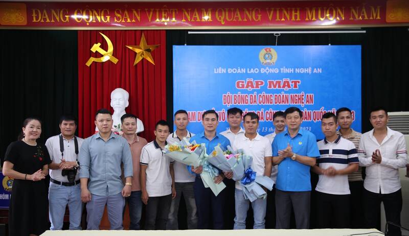 Liên đoàn Lao động tỉnh Nghệ An tặng hoa cho đội bóng. Ảnh: Văn An