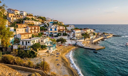 Ikaria, nằm ở biển Aegean, là một trong nhiều hòn đảo của Hy Lạp. Ảnh: Suitcasemag