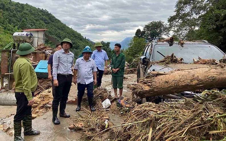 Chủ tịch UBND tỉnh Lào Cai Trịnh Xuân Trường chỉ đạo công tác tìm kiếm, cứu nạn tại xã Liên Minh, thị xã Sa Pa. Ảnh: Bảo Nguyên