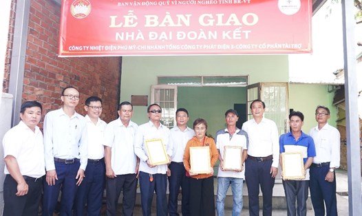 Đại diện Tổng Công ty Phát điện 3, Công ty Nhiệt điện Phú Mỹ cùng với Ủy ban MTTQ Việt Nam tỉnh Bà Rịa – Vũng Tàu  trao quyết định bàn giao nhà cho các hộ dân. Ảnh: Công ty Nhiệt điện Phú Mỹ cung cấp.