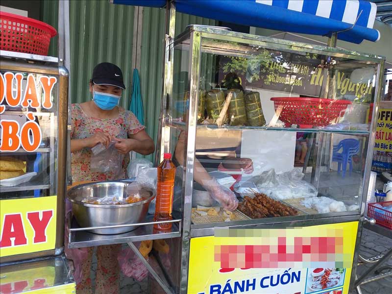 Hàng rong, vỉa hè khó kiểm soát vì di chuyển liên tục. Ảnh: Thùy Trang