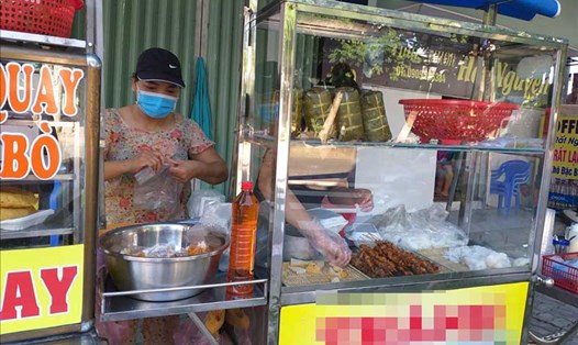 Hàng rong, vỉa hè khó kiểm soát vì di chuyển liên tục. Ảnh: Thùy Trang