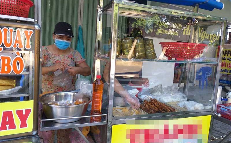 Hàng rong, vỉa hè khó kiểm soát vì di chuyển liên tục. Ảnh: Thùy Trang