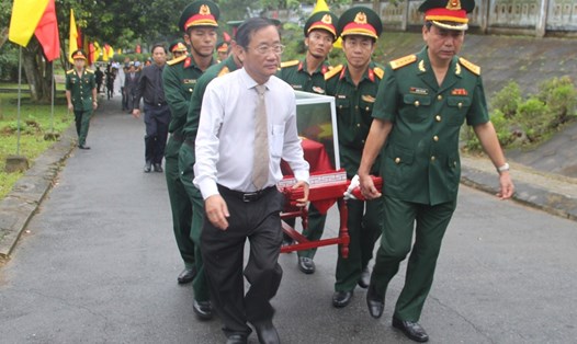 Các hài cốt liệt sĩ được đưa đến khu vực an táng ở Nghĩa trang liệt sĩ huyện Hướng Hóa. Ảnh: Hưng Thơ.