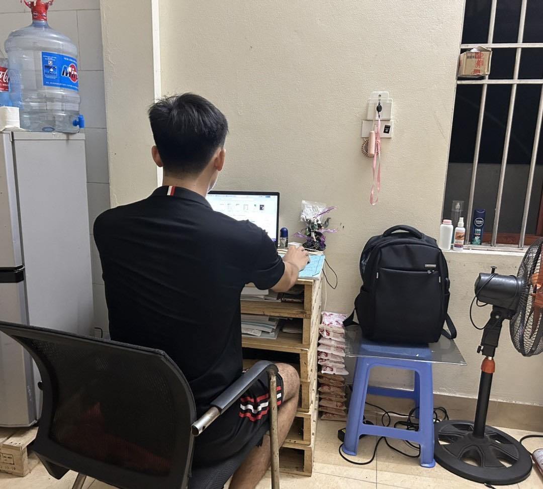 Ngay cả khi biết khu nhà trọ tiềm ẩn nhiều nguy cơ cháy nổ, anh Nghĩa vẫn chấp nhận thuê trọ vì không còn lựa chọn nào khác. Ảnh: Thu Thuỷ.