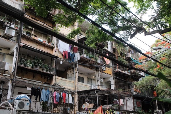 Các khu chung cư mini, tập thể cũ chằng chịt dây điện. Ảnh: Lương Hạnh. 