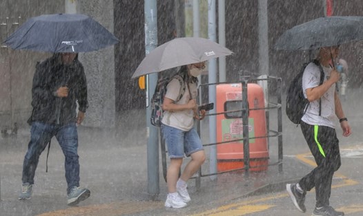 Hong Kong trải qua đợt mưa lớn thứ 3 trong vòng 2 tuần do rãnh áp thấp gần Biển Đông. Ảnh chụp màn hình