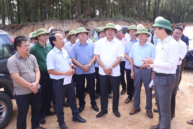 Chủ tịch UBND tỉnh Hà Tĩnh Võ Trọng Hải đi kiểm tra vướng mắc về giải phóng mặt bằng và cấp mỏ vật liệu cao tốc Bắc - Nam hôm 9.9. Ảnh: Đức Tuấn.