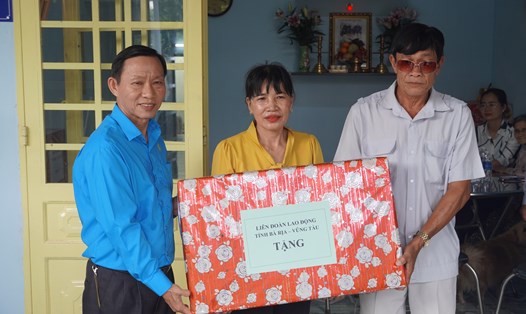 LĐLĐ tỉnh Bà Rịa - Vũng Tàu trao quà hỗ trợ đoàn viên trong lễ trao Mái ấm Công đoàn. Ảnh: Thành An